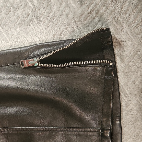 Express, Women's Size 4, Mini Black Faux Leather skirt with  Zipper Detail - Picture 5 of 7